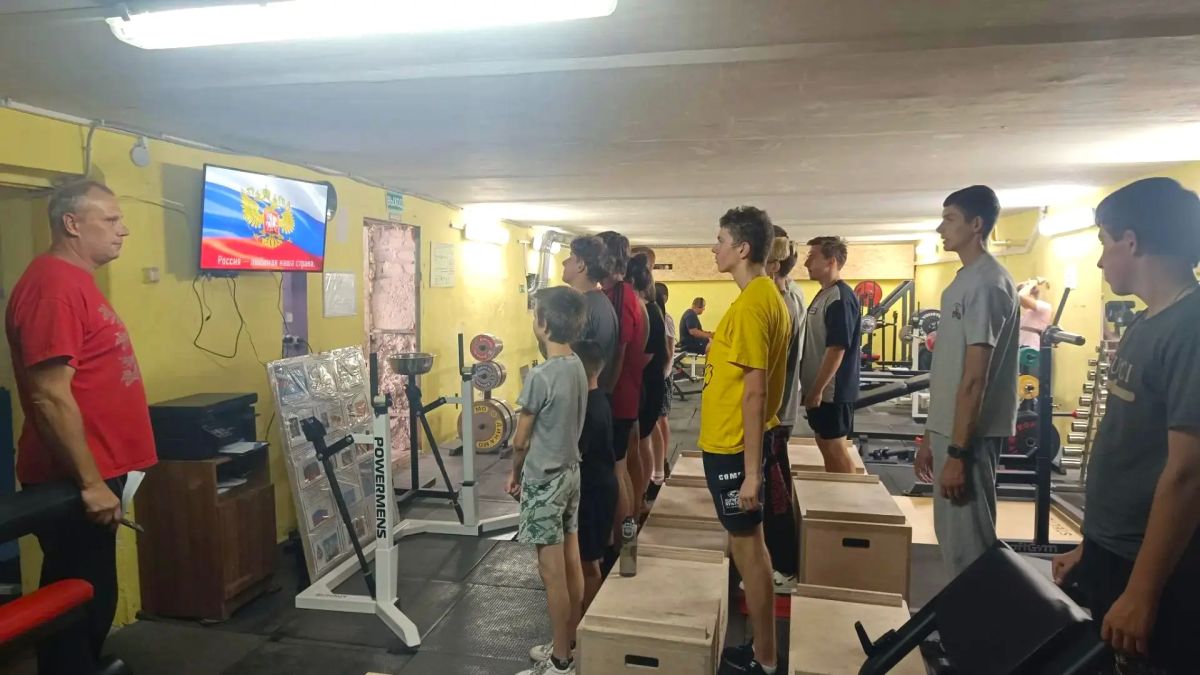 В МБУ ДО «Рубежанская спортивная школа» в рамках гражданско-патриотического воспитания прошло открытое учебно-тренировочное занятие по пауэрлифтингу, приуроченное ко Дню Государственного флага России
