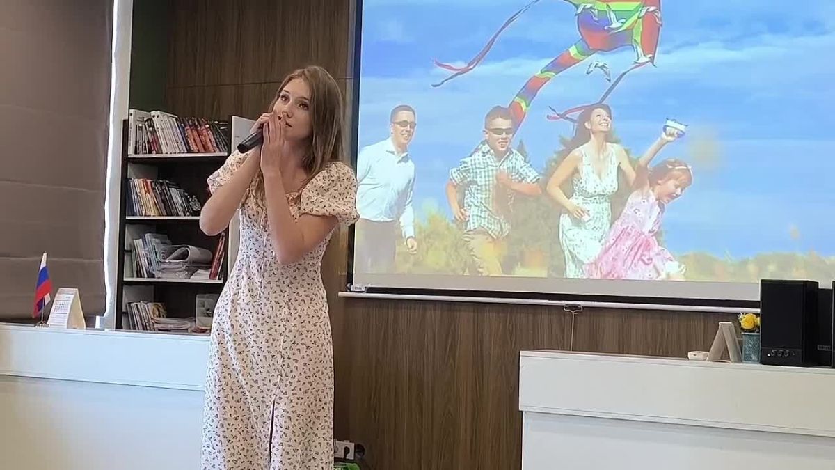 Станично -Луганская центральная библиотека присоединилась к поздравлениям с Днём Государственного Флага России. Мелодии и слова песен , которые исполнили наши сотрудницы Дария и Елены Редько на музыкально-познавательной...