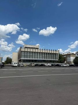 В Луганске на Театральной площади со вчерашнего дня не работают светофоры