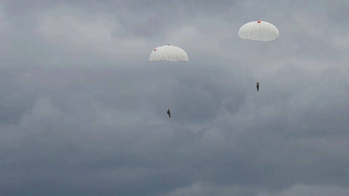 Луганские школьники покорили небо: воспитанники международной смены совершили прыжки с парашютом