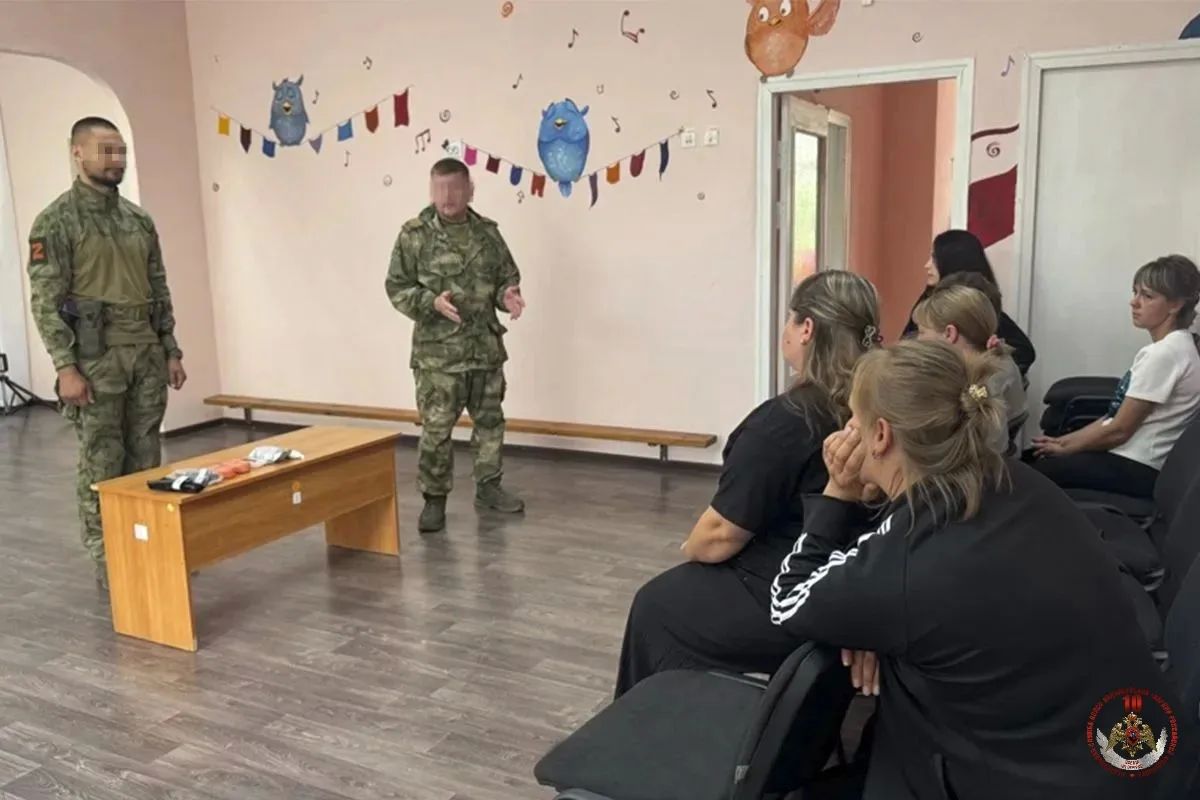 Росгвардейцы провели занятие по безопасности для сотрудников детских садов в ЛНР