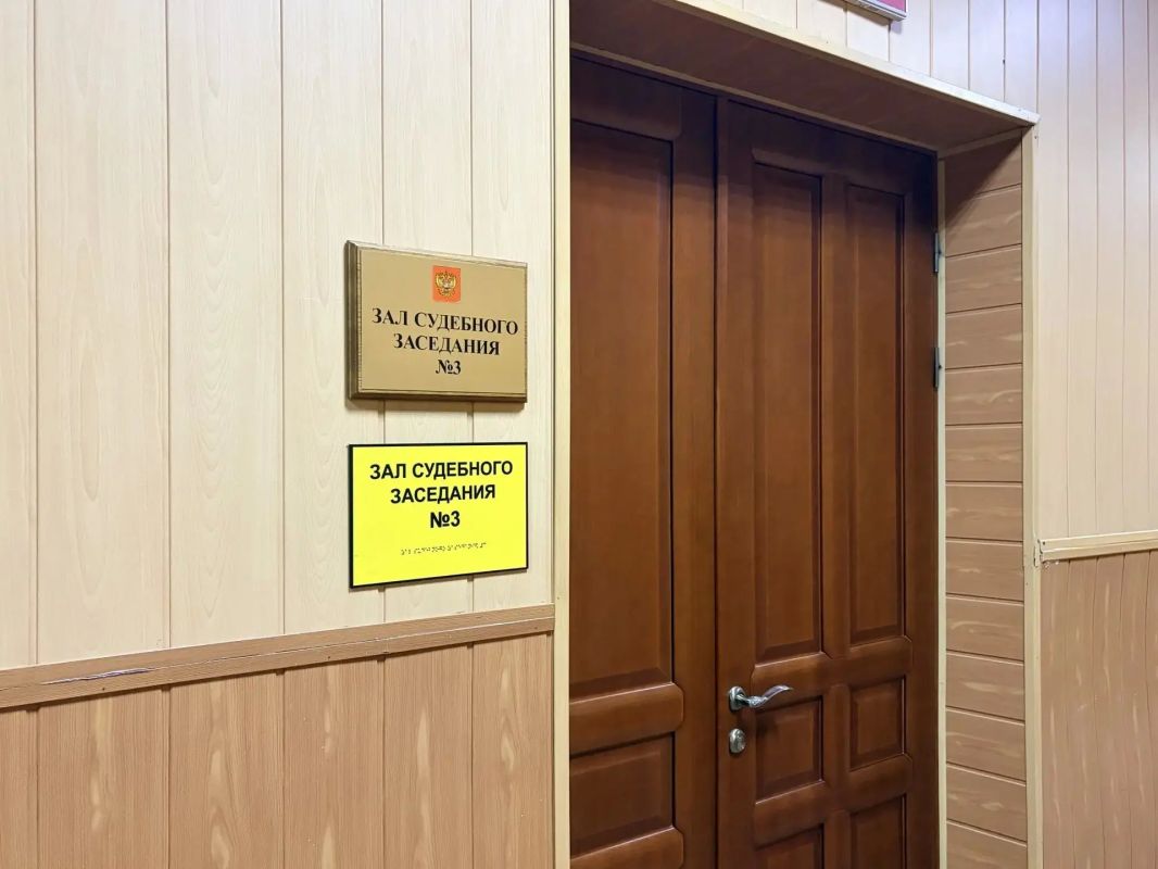 В Верховном Суде ЛНР установлены тактильные таблички со шрифтом Брайля