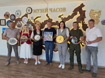 В рамках интеграционных процессов и в честь Года единства народов России, с радостью продолжаю наполнять музей часов Администрации города Луганска уникальными экспонатами - символами нашей богатой и колоритной страны