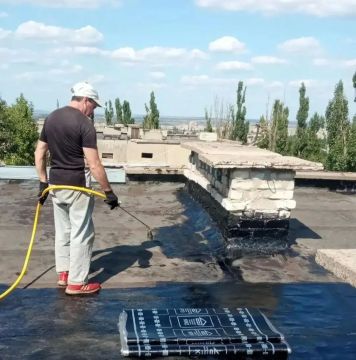 В Перевальске приводят в порядок кровли многоквартирных домов