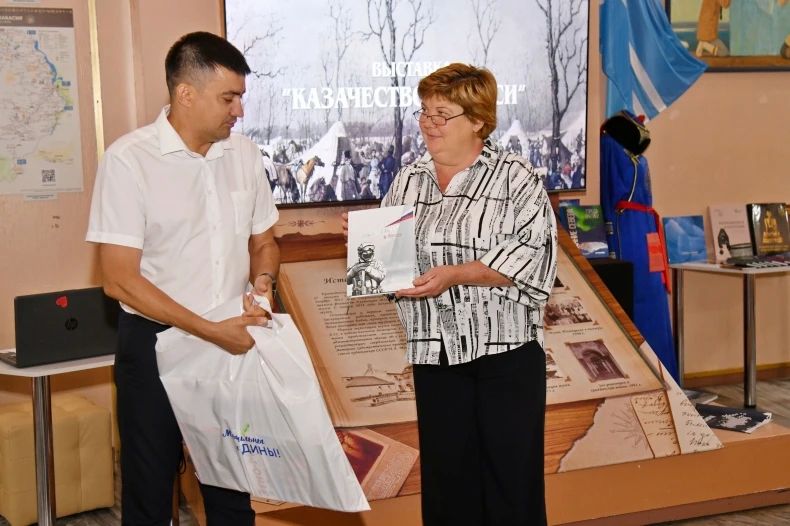 Руководитель делегации Красноярского края в нашем округе передал в краеведческий музей метод