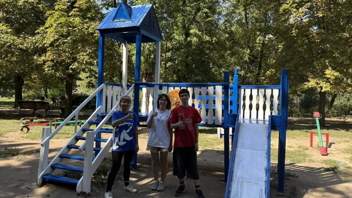 В Алчевске в рамках акции «Яркое детство» обновлена детская площадка