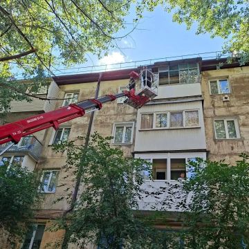 Брянковский филиал НКО «Единый региональный фонд по управлению МКД на территории ЛНР» продолжает плановые работы по поддержанию кровельных конструкций и обслуживанию ливневых систем многоквартирных домов