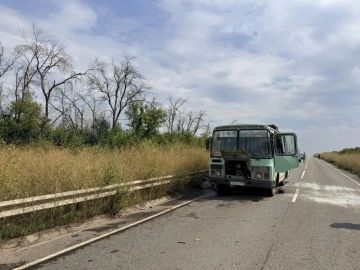 Появились новые кадры с места удара по рейсовому автобусу в ЛНР