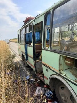Появились кадры с места удара ВСУ по рейсовому автобусу с гражданскими людьми в ЛНР