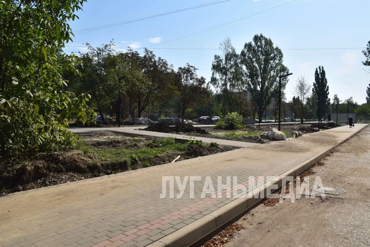 В Кировске на бульваре 40 лет Победы продолжаются работы по благоустройству