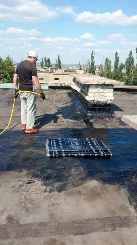 Единая управляющая компания приводит в порядок кровли многоэтажек Перевальска