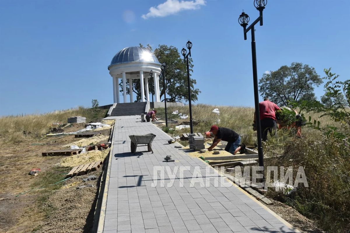 В Брянке продолжается благоустройство ротонды