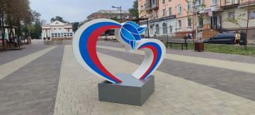 В преддверии Дня города в Красном Луче появилось симпатичное праздничное оформление