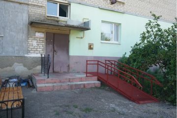 В Свердловске обустроили пандус у дома ветерана СВО