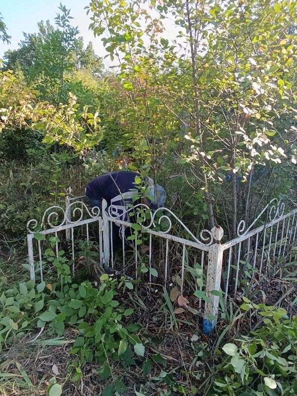 Порядок на кладбище: в Белокуракинском округе приводят в порядок места захоронений
