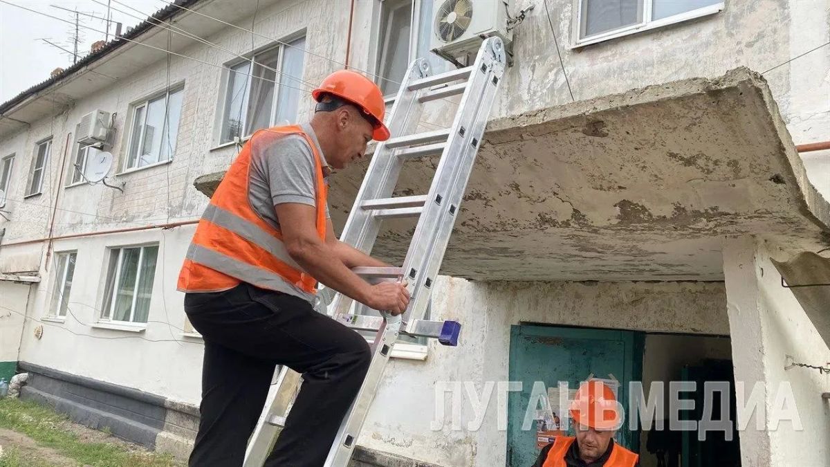 Единая управляющая компания проводит текущий ремонт кровель многоэтажек в пгт. Меловое