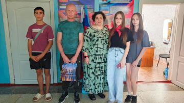 В преддверии Дня шахтера обучающиеся ГБОУ ЛНР «Молодогвардейский УВК № 1» вместе со своим классным руководителем Натальей Гавриш пригласили в стены родной школы шахтера, участника специальной военной операции, Дмитрия Керезь