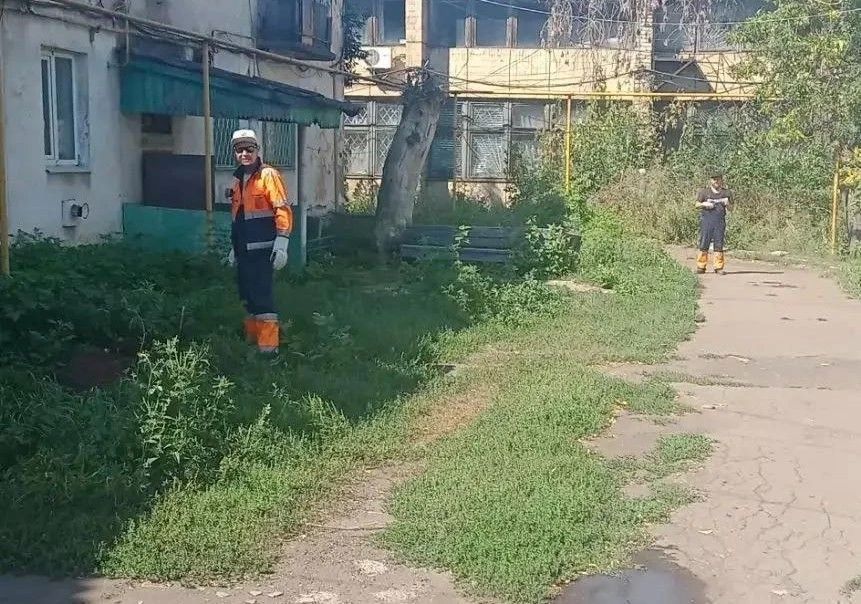 В Красном Луче продолжаются ежедневные работы по благоустройству