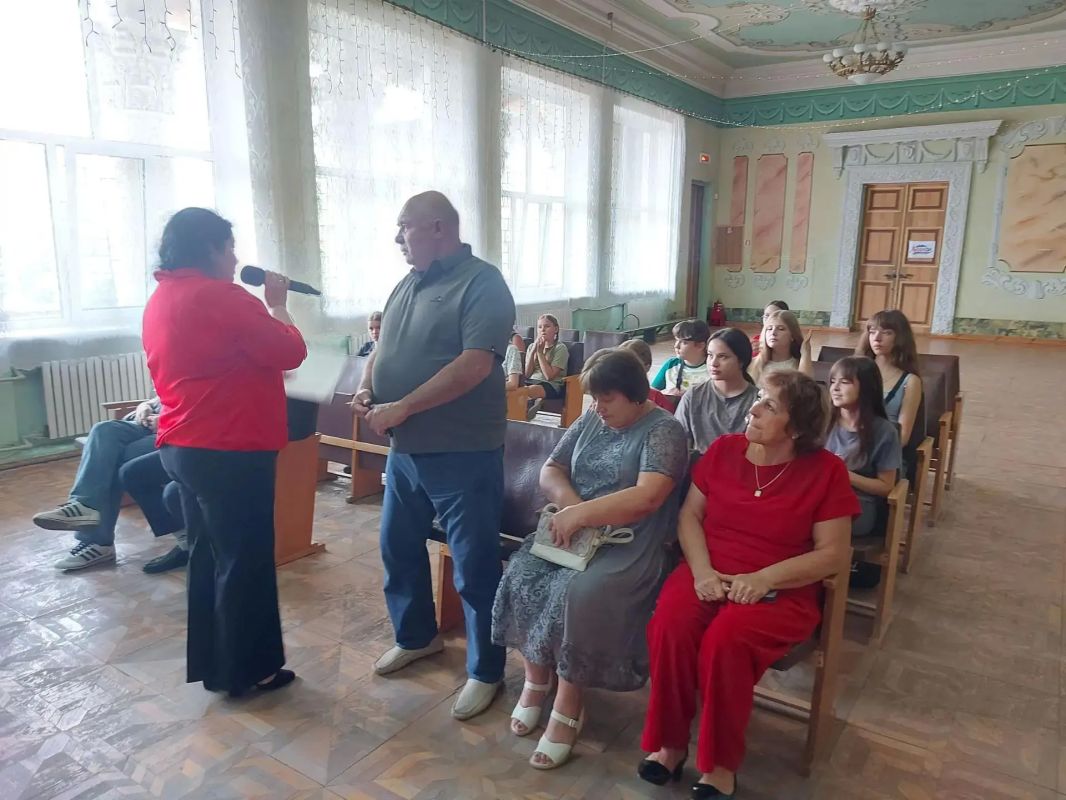 ВСТРЕЧИ ПОКОЛЕНИЙ. ДИАЛОГИ С ГЕРОЯМИ В ДК ИМ. ГОРЬКОГО В преддверии Дня шахтёра в Доме культуры им. Горького пгт Ясеновский прошла значимая встреча в рамках Всероссийского проекта «Диалоги с Героями»