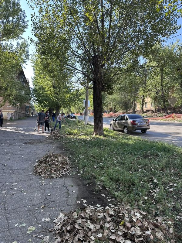В преддверии празднования 131-летия города Алчевска коллектив Муниципального бюджетного учреждения «Центр культуры города Алчевска» принял активное участие в общегородском субботнике