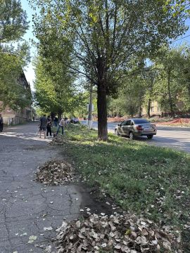 В преддверии празднования 131-летия города Алчевска коллектив Муниципального бюджетного учреждения «Центр культуры города Алчевска» принял активное участие в общегородском субботнике