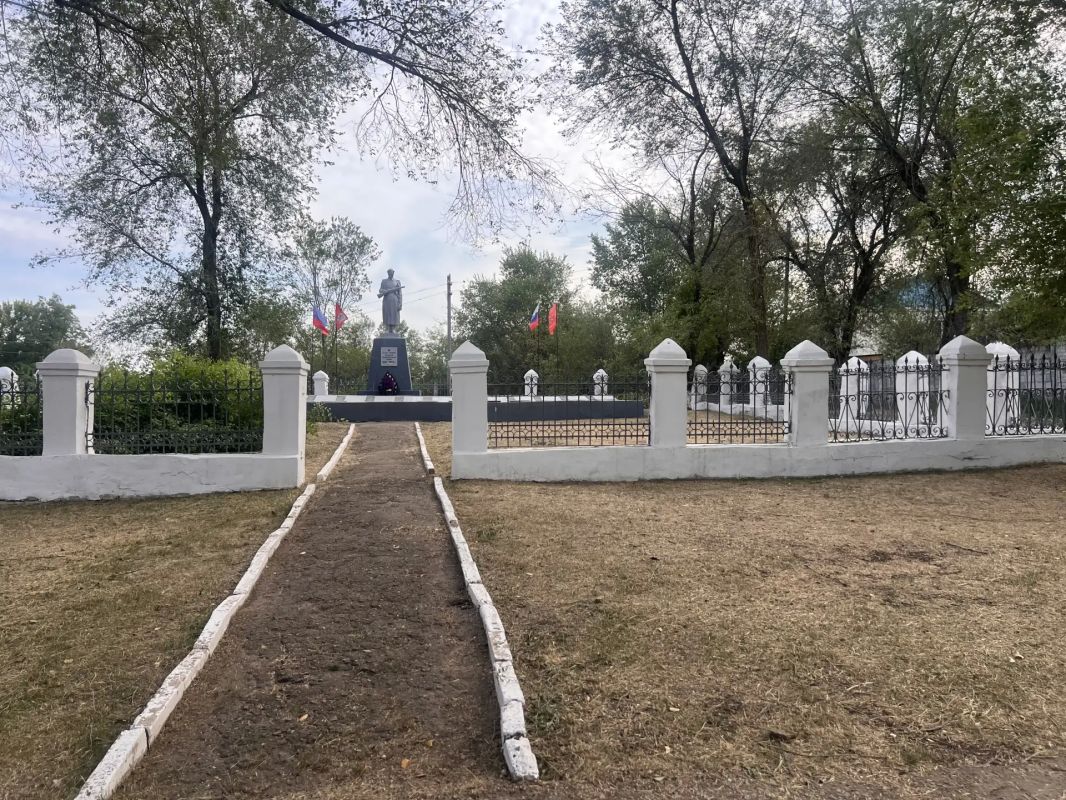 Сотрудники отдела по жизнеобеспечению пгт Новосветловка, с. Белоскелеватое, с. Пархоменко, п. Хрящеватое провели субботник, в ходе которого благоустроили территорию у памятного знака, установленного в честь экипажа танка...
