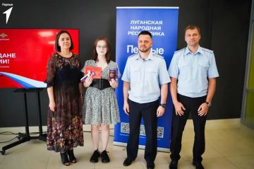 Накануне Дня шахтёра юным жителям региона вручили первые паспорта гражданина России