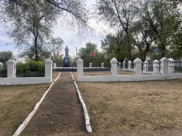 Сотрудники отдела по жизнеобеспечению пгт Новосветловка, с. Белоскелеватое, с. Пархоменко, п. Хрящеватое провели субботник, в ходе которого благоустроили территорию у памятного знака, установленного в честь экипажа танка...
