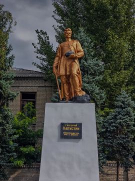 Председатель Совета Андрей Сёмченко, Заместитель Председателя Совета Василий Оробцов и депутат Константин Глушко совместно с Главой города Лисичанска Эдуардом Сахненко, а также Председателем Молодёжной палаты при Совете...