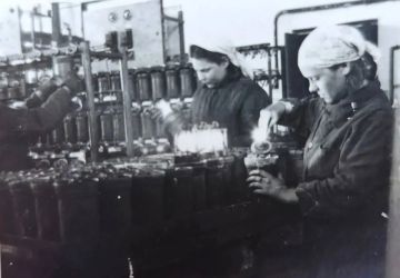 ДЕНЬ ШАХТЕРА. Чтобы не погасли Зарядчицы шахты имени Сталина, треста «Ворошиловуголь» М. Самоненко и Л. Шабала, поверяют качество зарядки аккумуляторов (г. Паркоммуна (г. Перевальск), 21.03.1948 г.) Фото: Архивная служба ЛНР