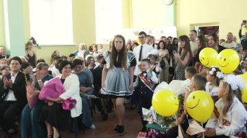 Сегодня во всех луганских школах прозвенел первый звонок
