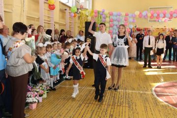 Руководство Администрации Главы ЛНР поздравило школьников Луганска с Днем знаний