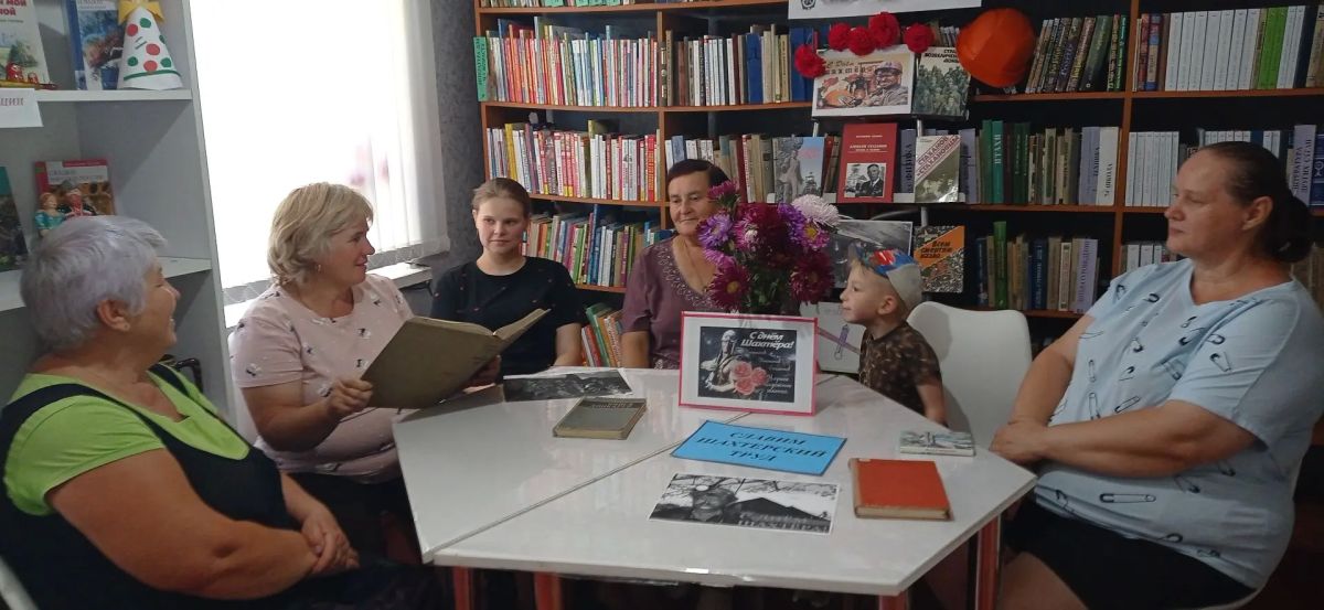В библиотеке села Петровка прошёл информационный час «Шахтёрская слава – Донбасса»