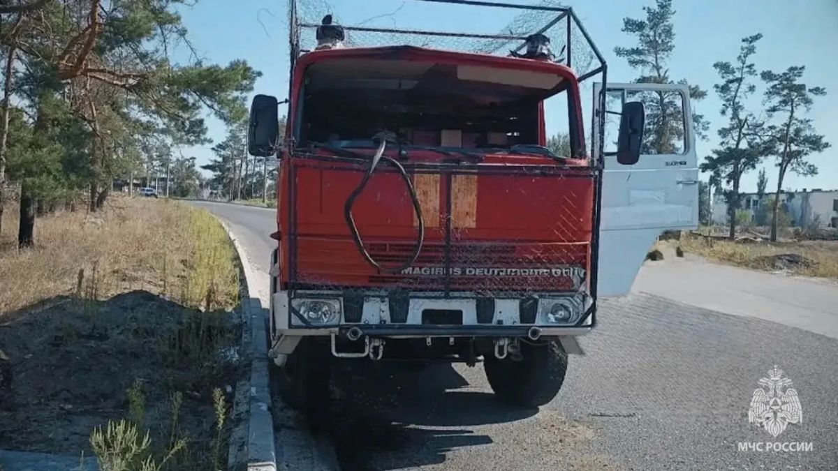 Украинский дрон атаковал автоцистерну МЧС в Северодонецке во время тушения пожара