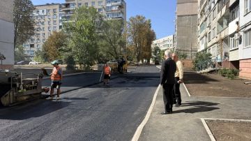 Сегодня в рамках рабочего визита ознакомился с ходом работ по укладке асфальта на внутриквартальной территории квартала Лютикова (дома № 33, 29, 30 и 32)