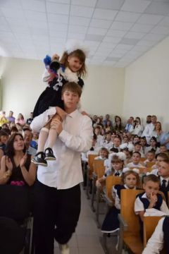 ДЕПУТАТСКИЙ КОРПУС ПОЗДРАВИЛ ШКОЛЬНИКОВ И УЧИТЕЛЕЙ СЛАВЯНОСЕРБШИНЫ С ДНЁМ ЗНАНИЙ