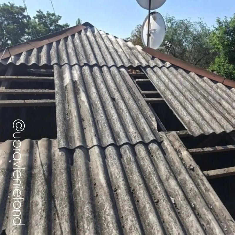 Луганский филиал отремонтировал крышу многоэтажки на улице Звейнека
