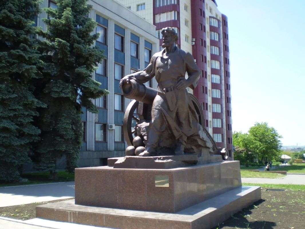 Культурная столица. Луганск. Памятник литейщику