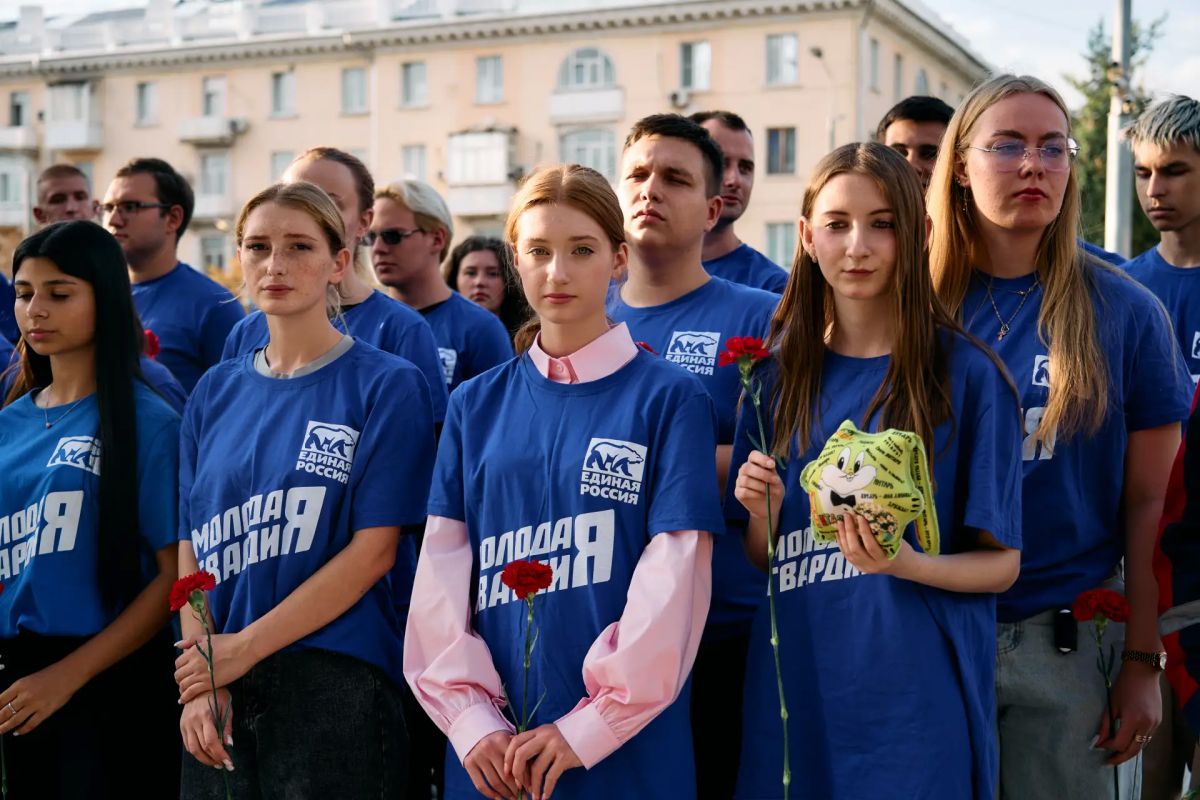 Помним. Ко Дню солидарности в борьбе с терроризмом молодежь ЛНР возложила цветы к иконе Божией Матери у храма «Умиление»