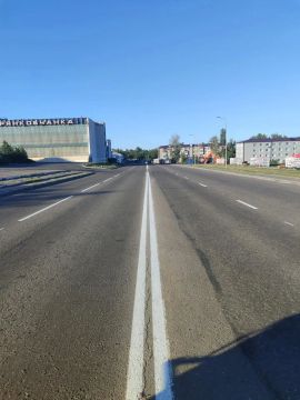 Специалисты «Луганского Автодора», подведомственного Минтрансу ЛНР, обновили дорожную разметку на улицах Брянки