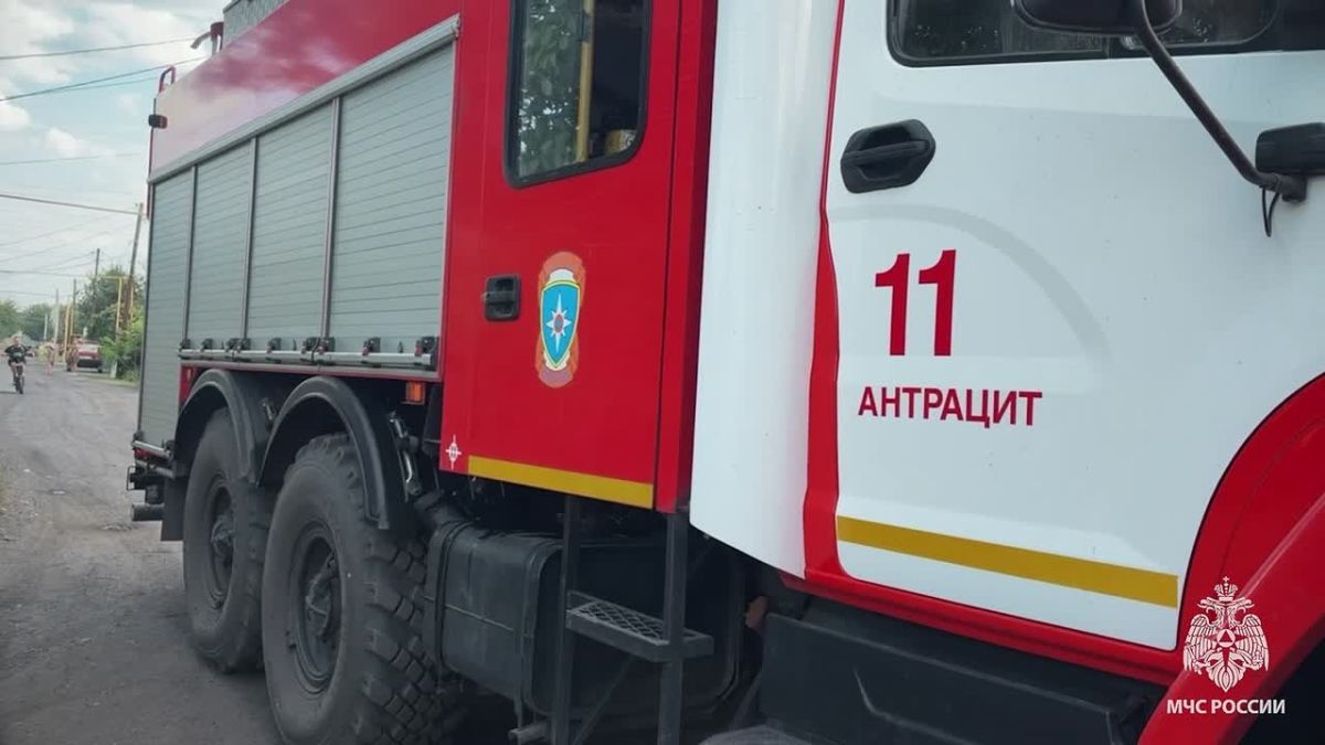В Антраците спасатели МЧС России оперативно ликвидировали пожар, отстояв жилой сектор от огня
