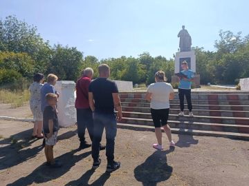 В Зоринском Доме культуры «Шахтёр» прошел митинг ко Дню освобождения Перевальского района