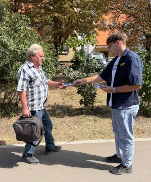 Молодёжь ЛДПР – в деле!. Активисты Молодёжной организации Луганского регионального отделения ЛДПР вышли на улицы города, чтобы пообщаться с жителями и раздать свежие выпуски партийной газеты