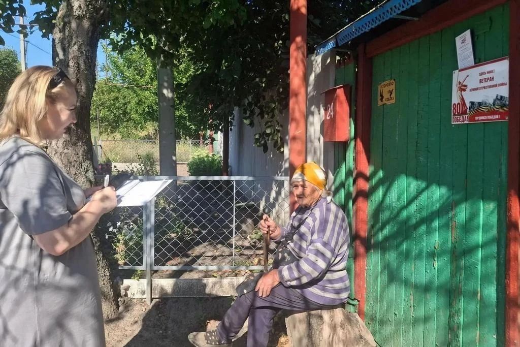 Члены УИК Стаханова посетили ветерана Великой Отечественной войны в рамках проекта «ИнформУИК»
