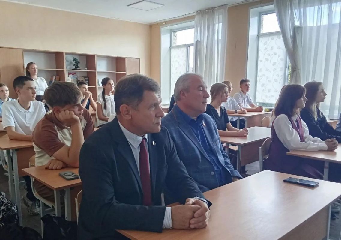 Роман Лысенко: Проведение такого мероприятия в Алчевской гимназии — важное событие для сохранения исторической памяти