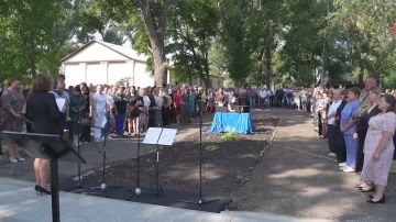 В селе Червоная Поляна Антрацитовского муниципального округа по инициативе местных жителей торжественно открыли Аллею памяти героев и Памятный знак землякам, погибшим при выполнении задач Специальной военной операции