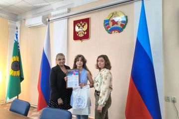 Избирком ЛНР передал электронный сертификат и подарок ребёнку от ЦИК России