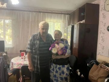 Территориальный отдел по жизнеобеспечению «Новая Астрахань» Кременского МО совместно с работниками дома культуры поздравили семью Сиротиных с юбилеем, 50 - летием совместной жизни