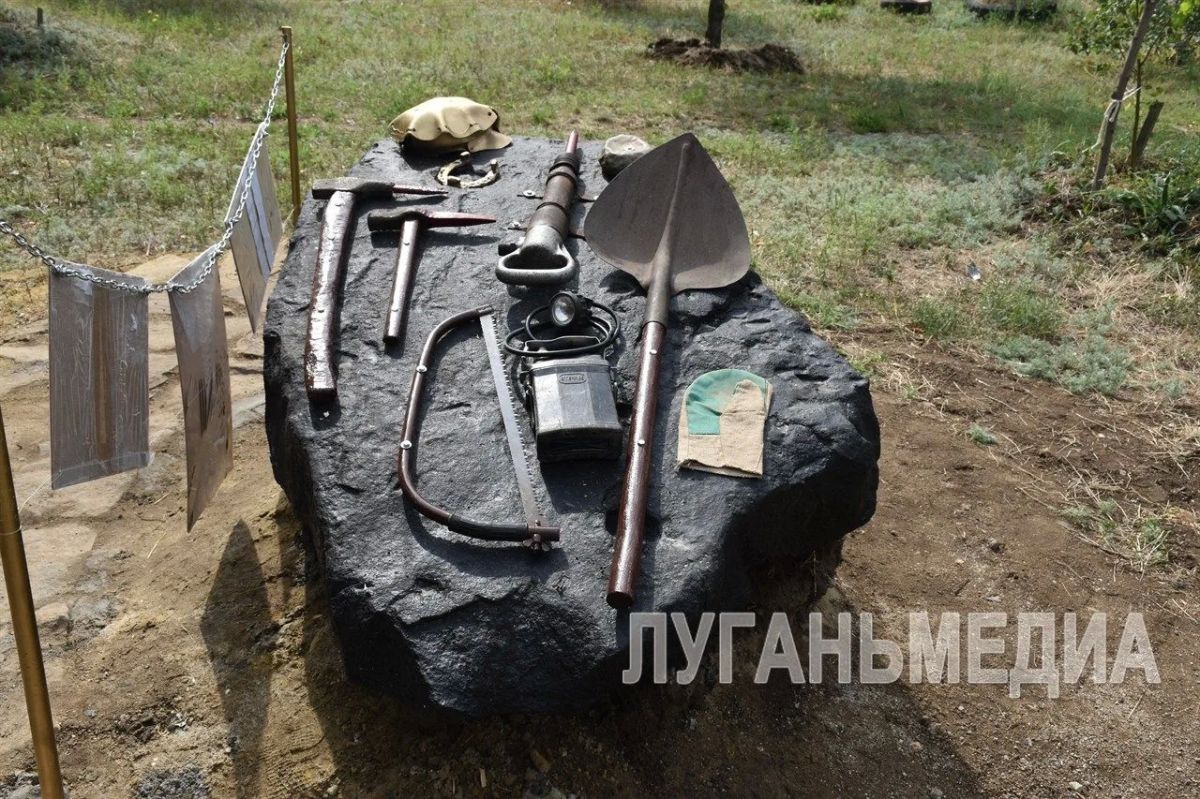 Ветераны-горняки Брянки создали инсталляцию, посвященную шахтерскому труду