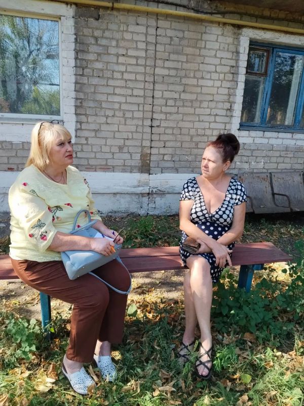 Депутат Совета городского округа города Брянка от ВПП «Единая Россия» Алла Алферова провела приём граждан в жилмассиве Ю.Ломоватка